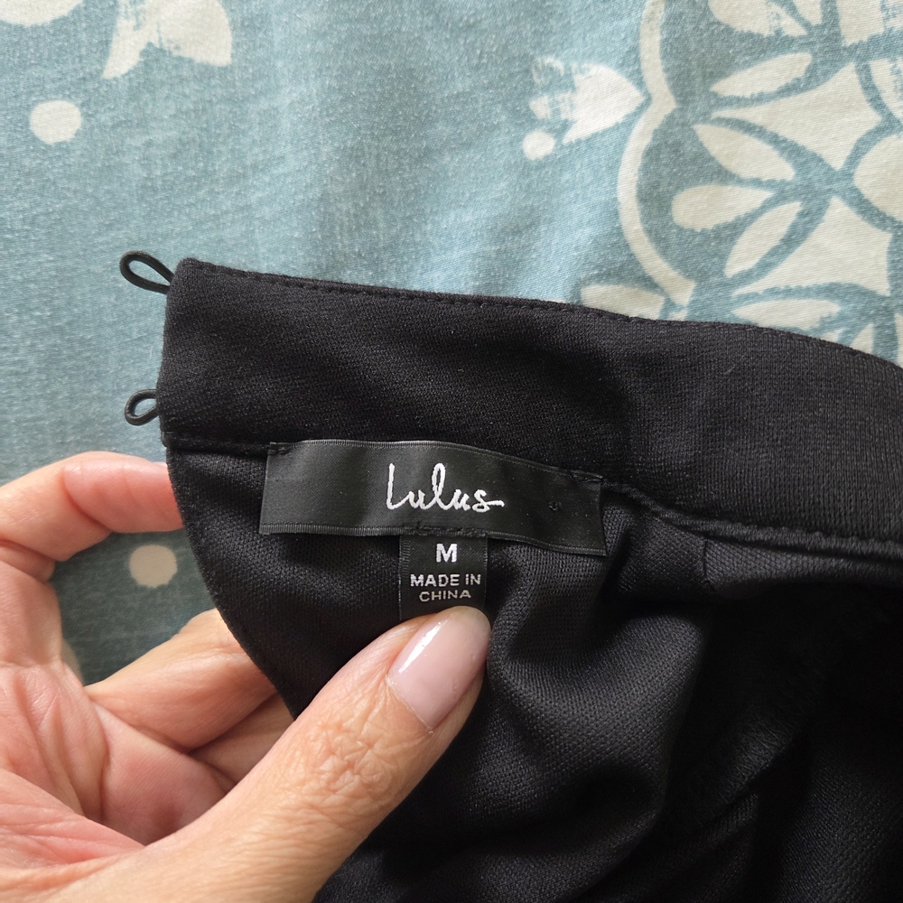 Lulu's Black Ruffle-Shoulder Midi Sheath Dress Pre-Owned - Picture 9 of 10